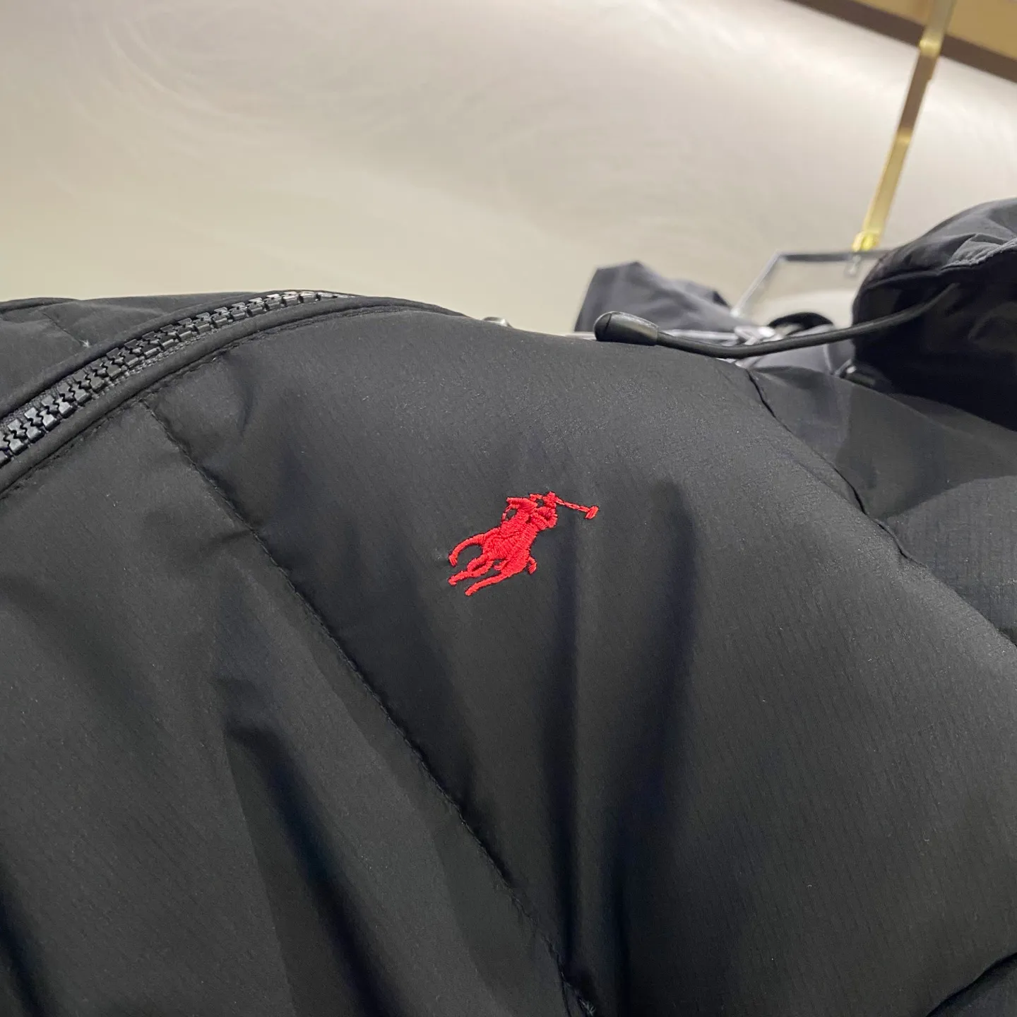 P700 Ralph Lauren/Ralph Lauren classic style winter new bright leather black down jacket jacket with removable hood extra thick plus velvet down jacket windproof and waterproof couple model [top version sold with anti-counterfeiting buckle] Purchase the original mold to create a full set of customized accessories Details determine success or failure 1. Imported barudan/Behringer embroidery machine customized 10,000-needle electric embroidery uses imported No. 7 needle imported embroidery thread to ensure that each word is full, three-dimensional and clear. It can be called the most expensive embroidery logo 2. It is filled with national standard 80 white duck down and has better thermal insulation performance. It is light and not heavy and has good fluff recovery after compression. 3. The inner lining is made of nylon and has a double-layer sealing design that will not cause any velvet leakage. The adjustable hem with a built-in drawstring buckle can prevent wind and cold. Ralph Lauren comes from the United States and has a strong American flavor. There are two brands under the name of Ralph Lauren: Poloby Ralph Lauren and Ralph Lauren has created a sales field of high-quality fashion in the world, and continues to promote the reputation of designer Ralph Lauren and the glorious image of the Ralph Lauren brand. Accessories: Original tag, washed label + electroplated YK zipper logo, the same style for both men and women, a must-have winter style. Color: bright black, matte black, navy blue, size: M~XXL